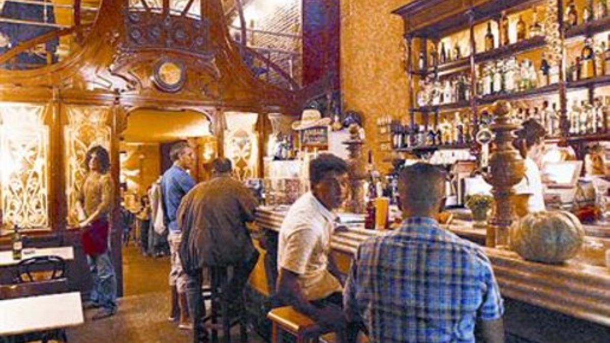 Interior del bar, cuya barra y espejos están catalogados.