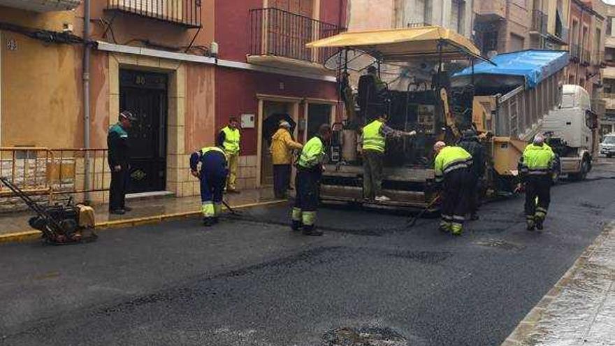 Comienza el asfaltado de la calle Mancebería en Orihuela