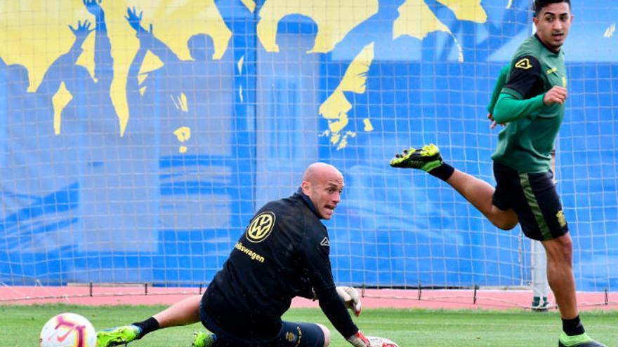 Toni Segura eleva el balón ante la salida de Nauzet Pérez, ayer, en El Hornillo.