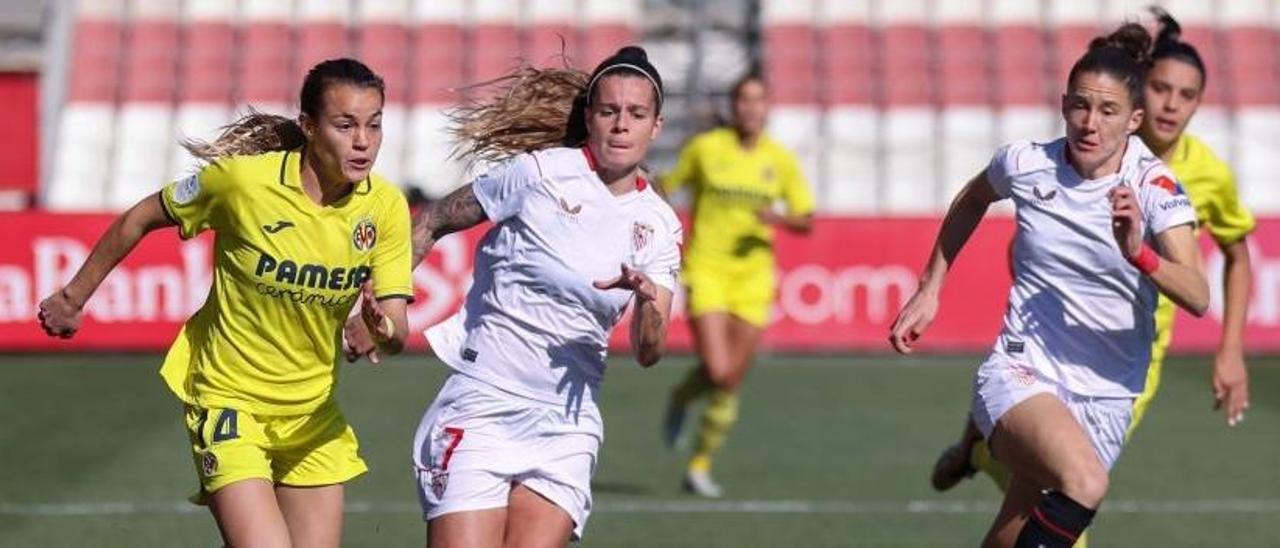 Nerea Pérez pelea un balón con la jugadora local Rosa Otermendi, en Sevilla.