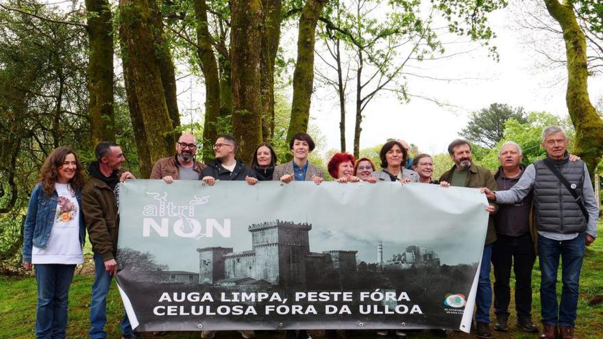 Ana Pontón, en Palas de Rei ayer, junto a vecinos y representantes de colectivos de A Ulloa.