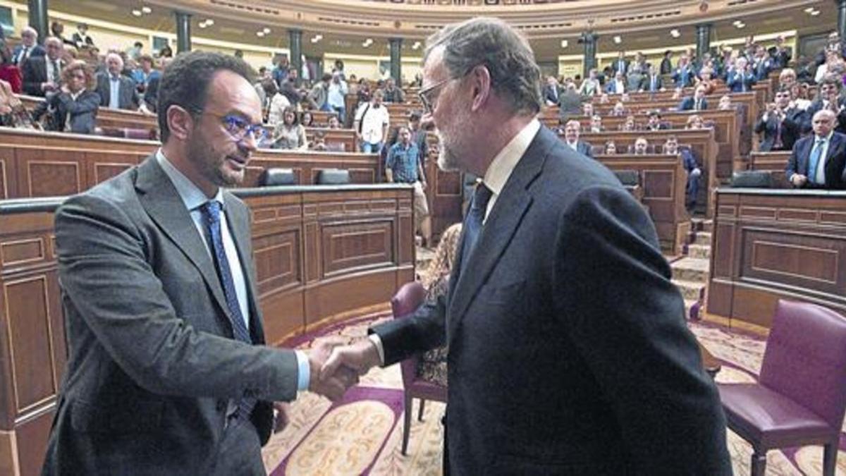 Mariano Rajoy y el socialista Antonio Hernando se dan la mano tras la segunda votación del pleno de investidura.