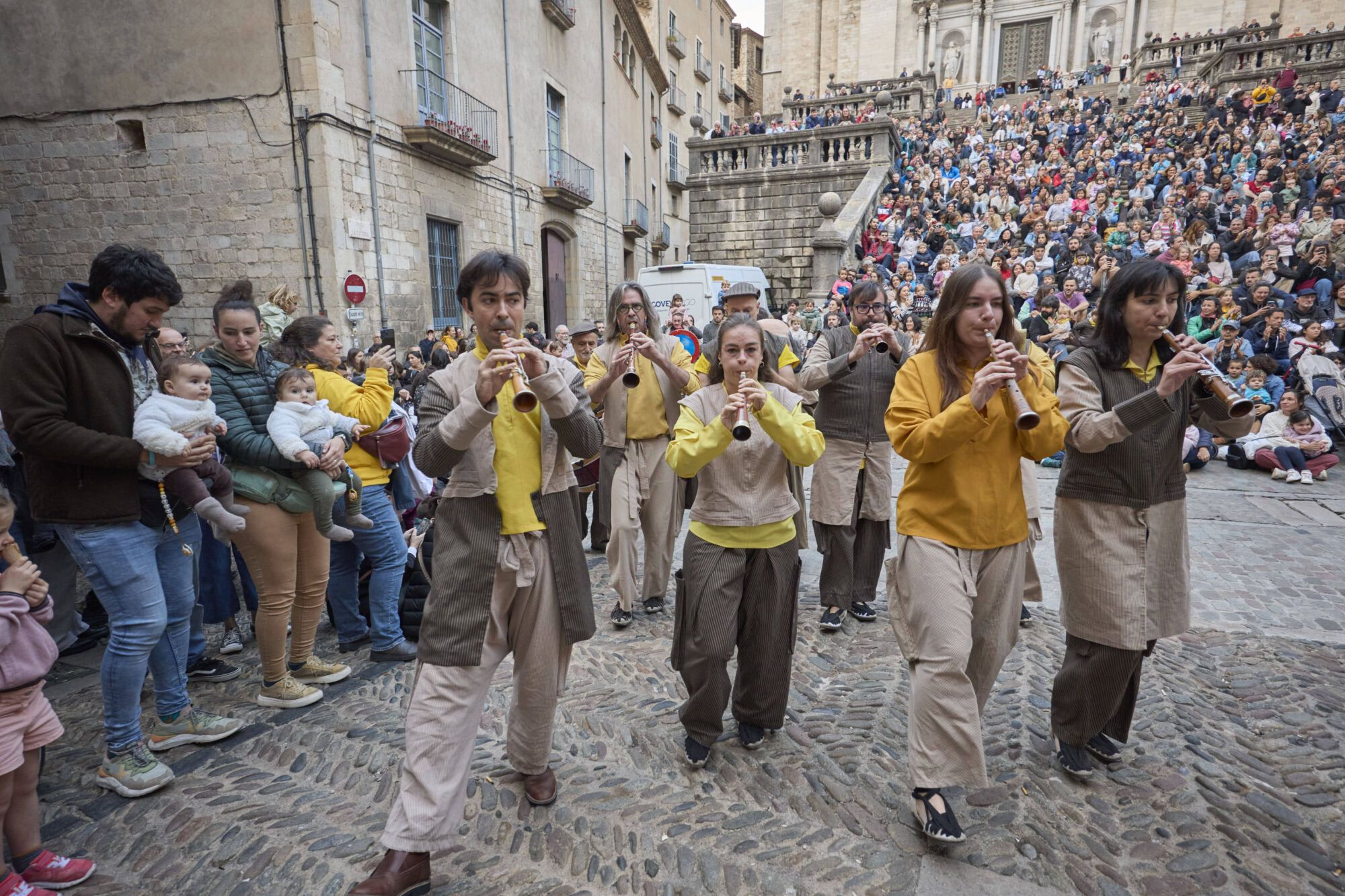 Les fotos de la passejada de capgrossos i gegants a la plaça de la catedral de Girona
