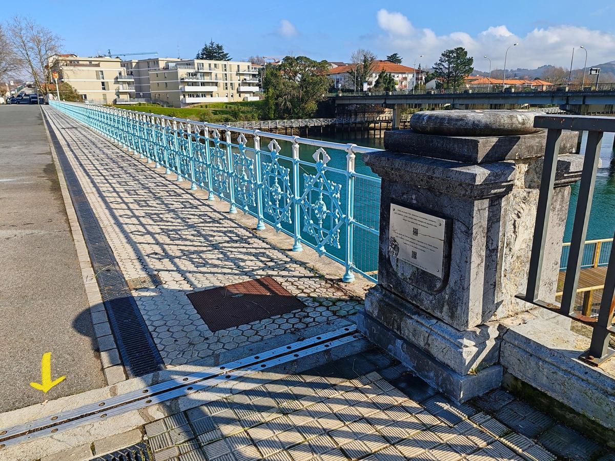 Punto de partida del Puente Avenida, donde hay una placa en recuerdo al presidente de la Generalitat de Catalunya Lluís Companys