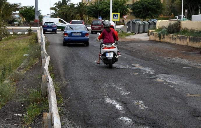 16/02/2019 TELDE. Escape de aguas residuales en Jinamar y mal estado de carreteras y edificios.   Fotografa: YAIZA SOCORRO.