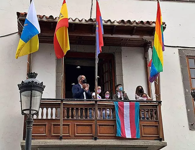 La sociedad canaria se llena de color para mostrar su orgullo ante la diversidad