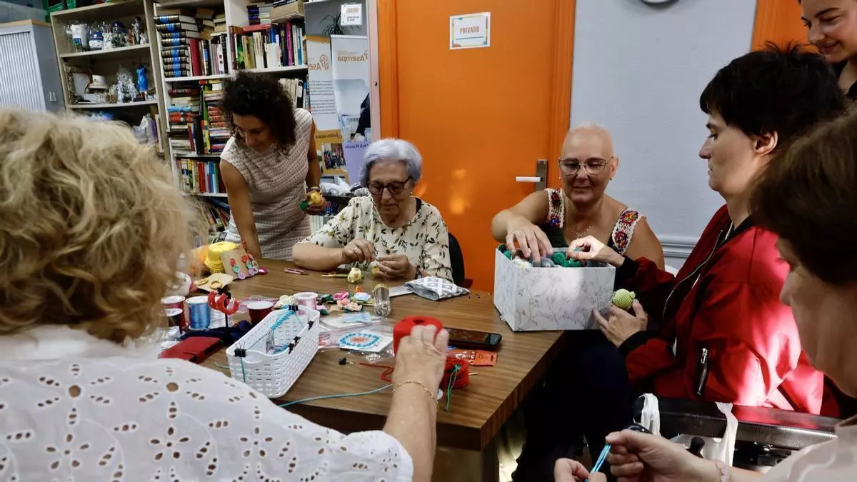 Los regalos para bodas y bautizos desbordan en Gijón el taller de una asociación de personas con enfermedades neuromusculares: “Estamos a tope”