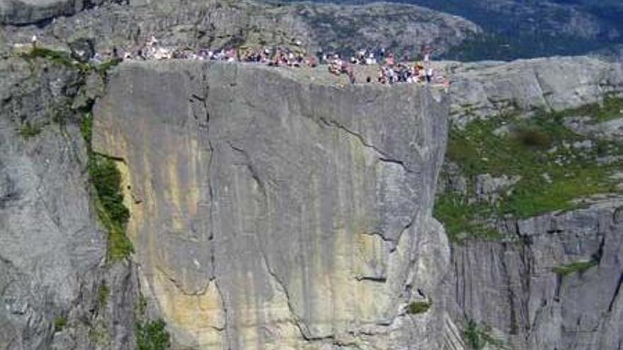 Vista del famoso acantilado Preikestolen.