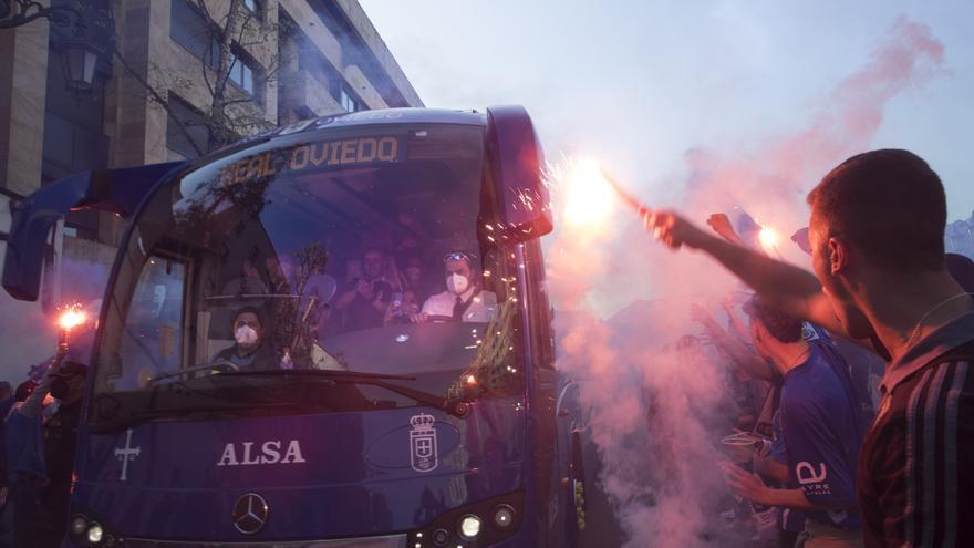 EN IMÁGENES: Así fue la salida del autobús del Real Oviedo antes de viajar a Gijón para el derbi