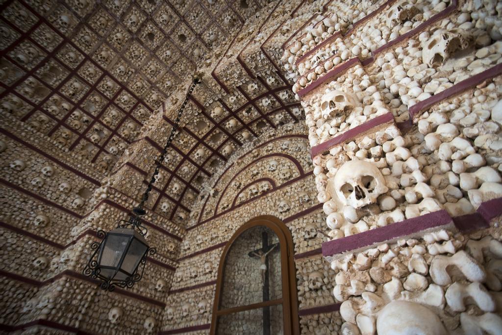 La Capilla de los huesos en Évora