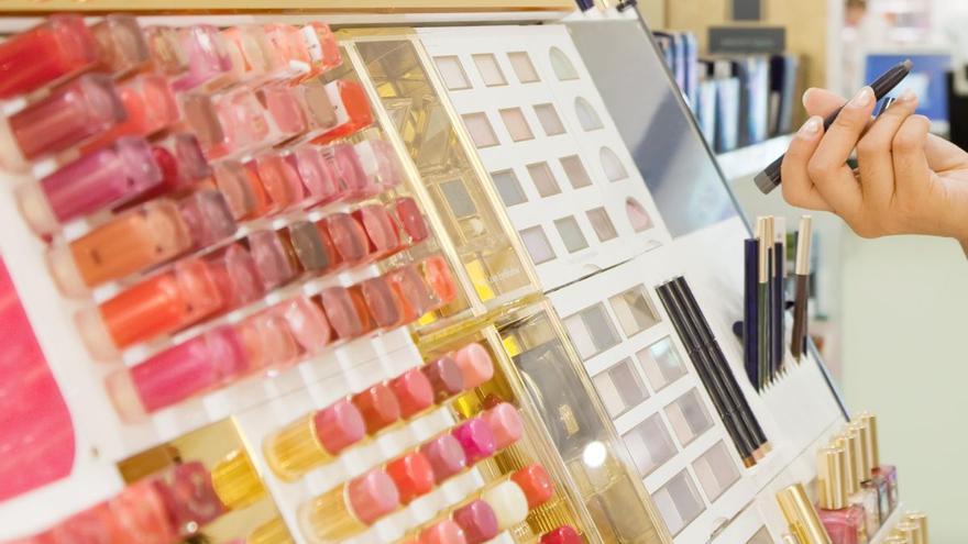 Alerta sanitaria: la OCU advierte de la presencia de agentes cancerígenos en varias marcas de cosméticos