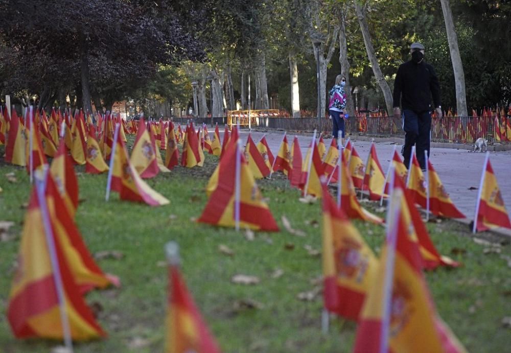 La Avenida Juan de Borbón de Murcia amanece con miles de banderas de España por las víctimas del coronavirus