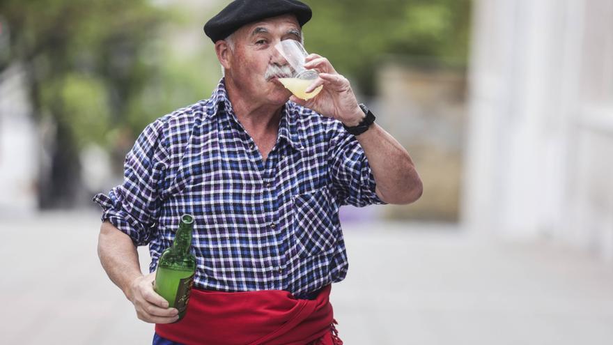 El partido SIDRA, en su primer mitin oficial: "Que se faigan los plenos colos mostradores llenos de culinos"