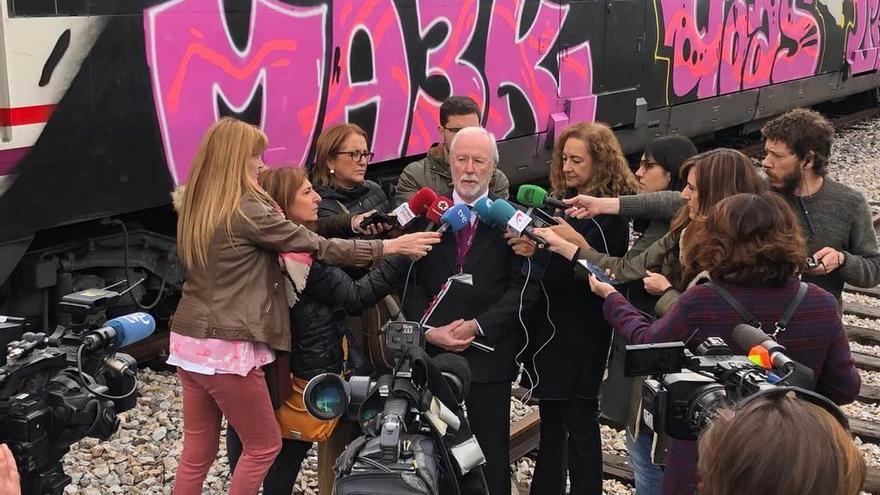 Domingo Corchado, gerente de área de seguridad y autoprotección de Renfe, ayer, en el taller de la compañía en Atocha Madrid-Sur.