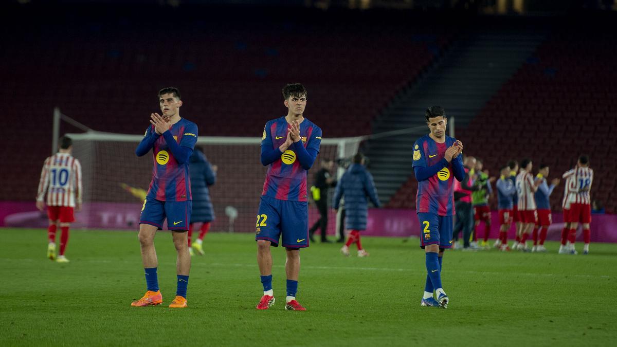 Gerard Martín, Marc Bernal y João Cancelo aplauden al público tras la semifinal de la Copa del Rey entre el FC Barcelona y el Atlético.