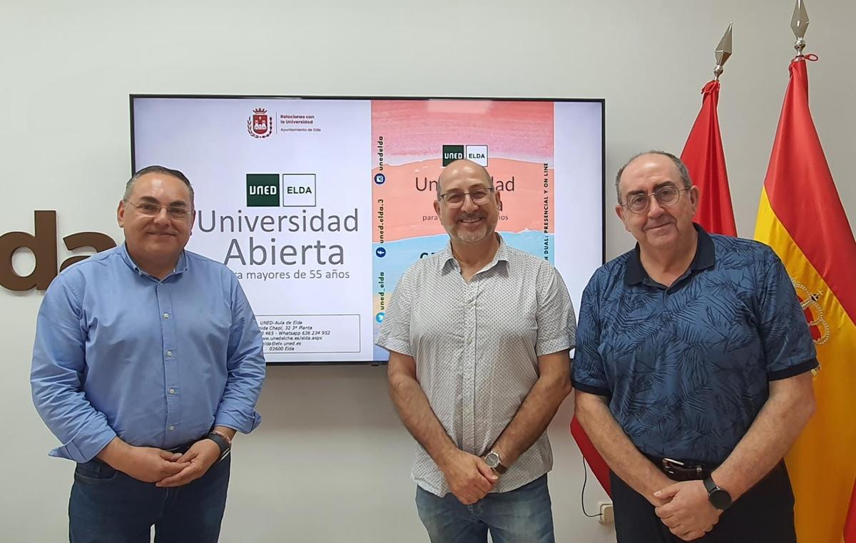 El concejal José Quílez y los responsables de la UNED en Elda, Antonio Melgarejo y José Manuel Guardia.