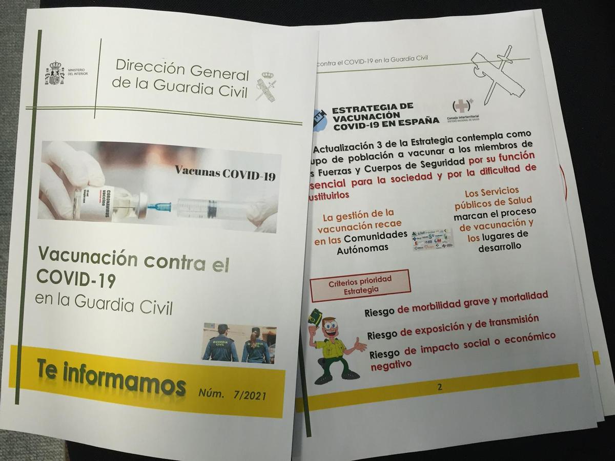 Este folleto explicativo sobre la vacunación anticovid se empezó a entregar este jueves a los guardias civiles.