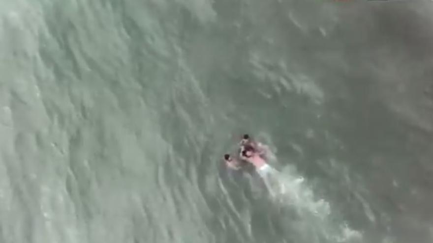 Espectacular rescate de un dron a unos bañistas en Port Saplaya
