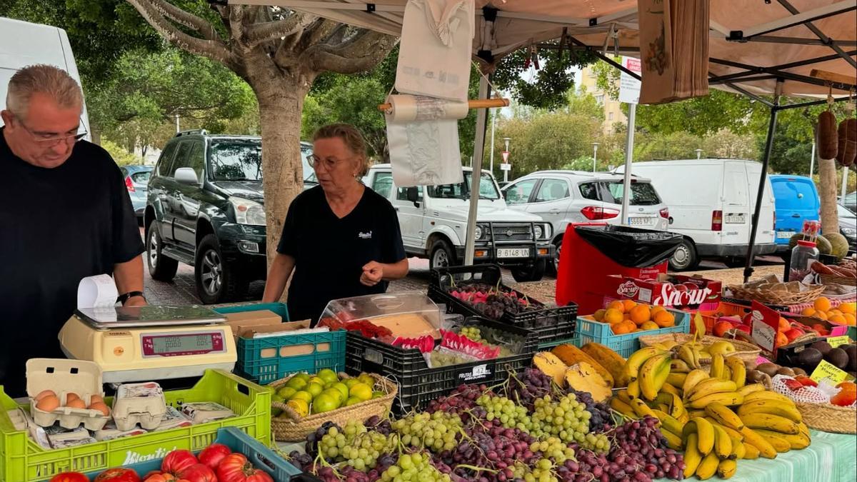 Una parada del mercado semanal de Palmanova-Son Caliu, en el aparcamiento municipal del Amadip