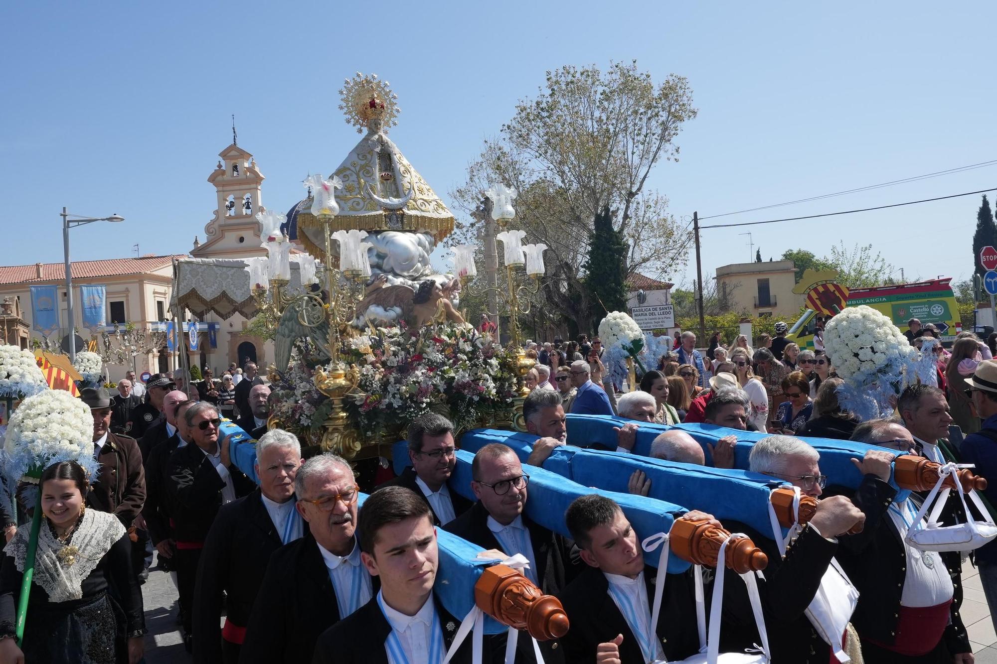 Galería de imágenes: La Virgen del Lledó sale de la basílica para ir a la ciudad