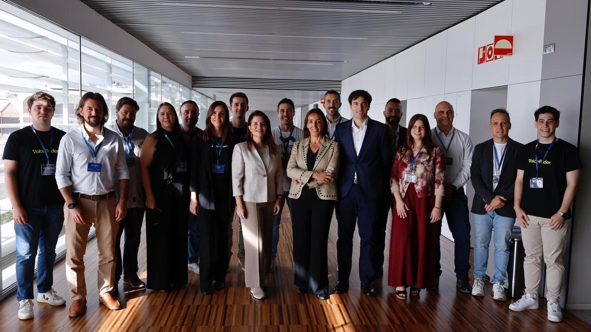 Los dode emprendedores junto a Hortensia Roig, presidenta de EDEM, Clara Pombo, cofundadora de Entrepreneurship Forum Spain e inversora y Pepe Peris, director general de Angels.