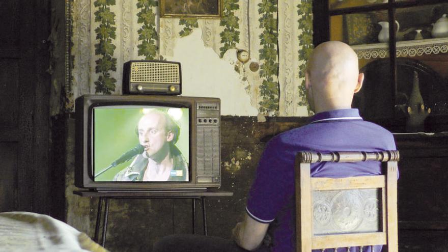 Jorge Martínez observa un programa de TV en su juventud.