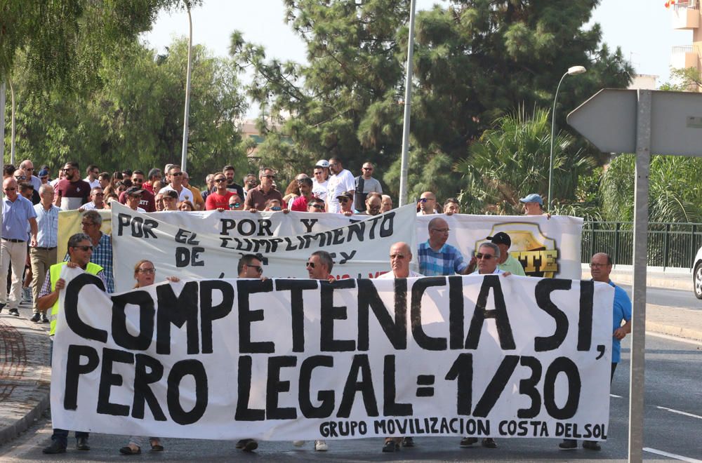 Más de 400 taxis se manifiestan para pedir mayor control de los VTC