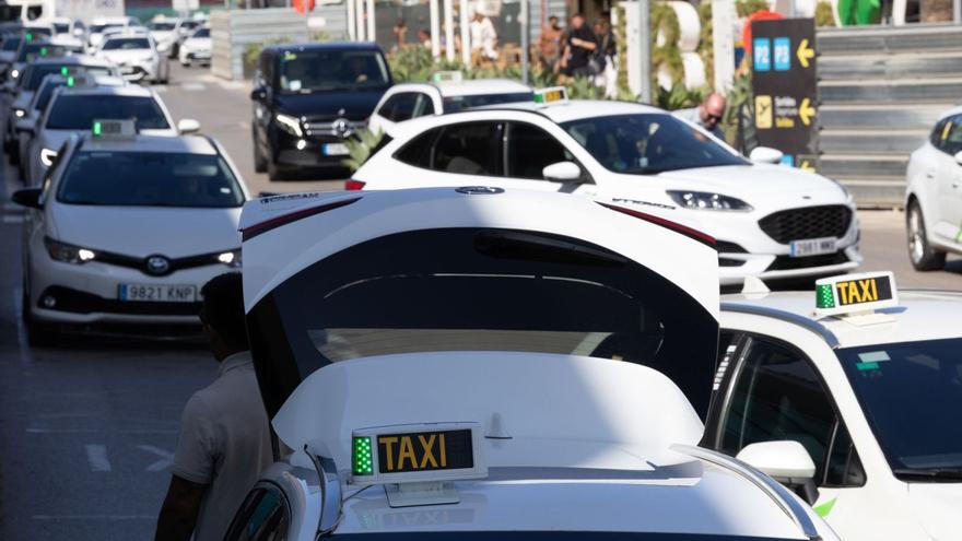 Taxis en el aeropuerto de Eivissa aguardando su turno.