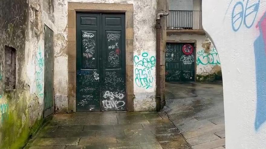 El callejón de la vergüenza de Santiago: un vórtice de grafitis y orines a 300 metros de la Catedral