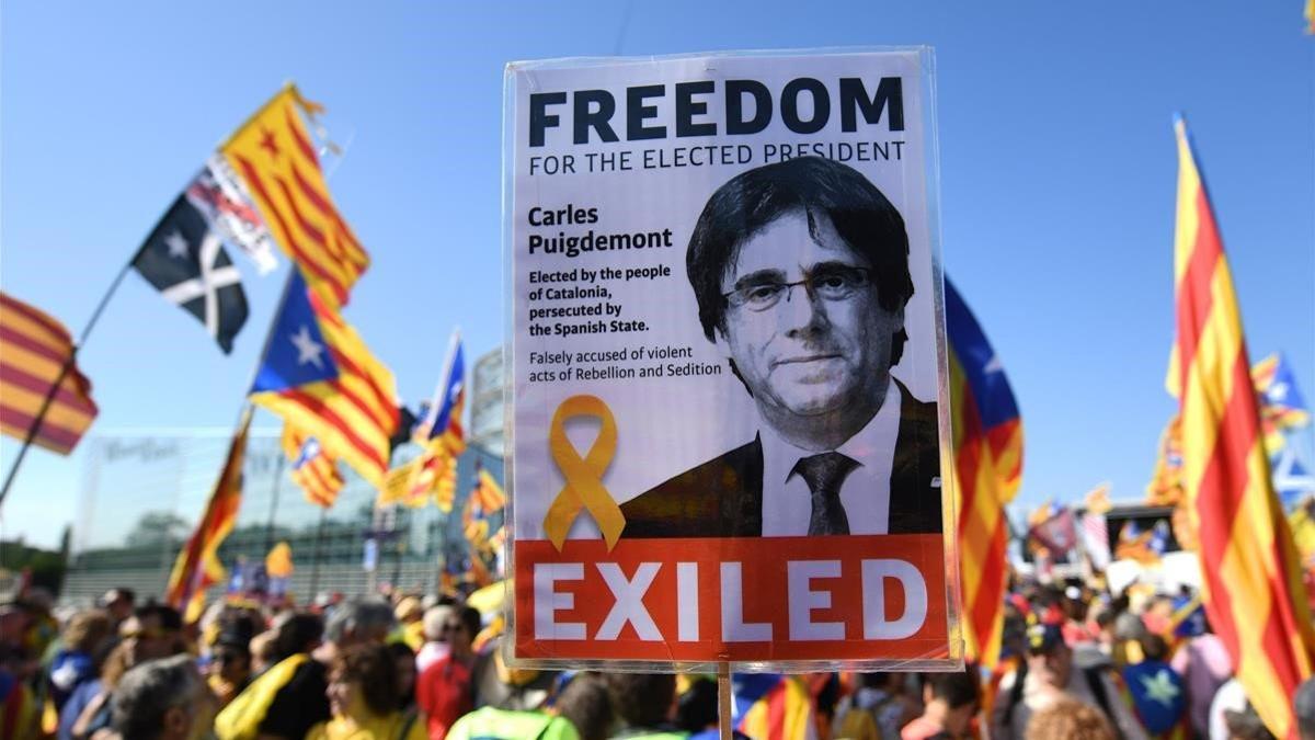 Manifestantes independentistas en Estrasburgo, frente al Parlamento Europeo, el pasado martes, con pancartas de Puigdemont.