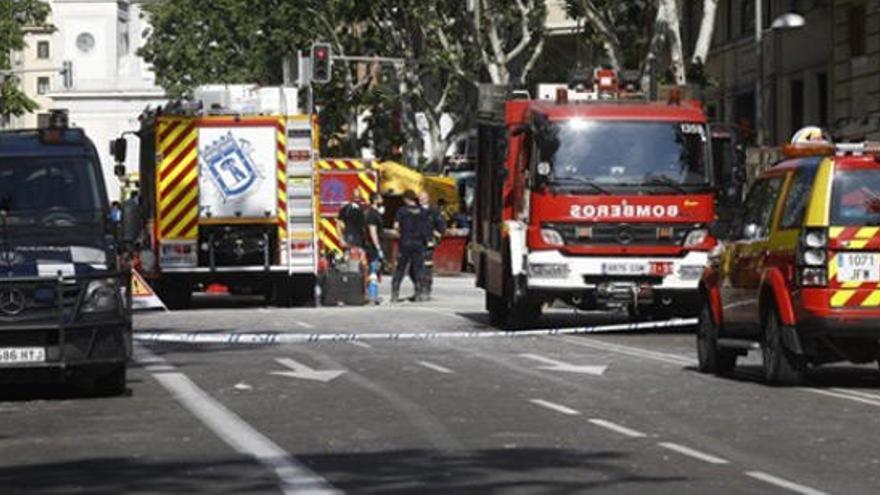 Los Bomberos, ante la zona del derrumbe.