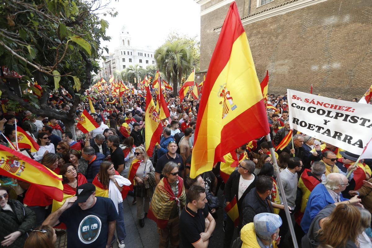Azcón, participa en la concentración convocada en Zaragoza contra la amnistía