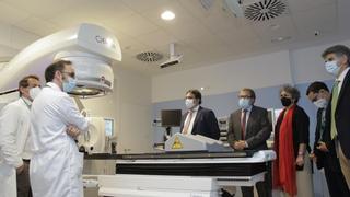 Quejas por los fallos en la máquina de radioterapia del Universitario de Cáceres donada por Amancio Ortega