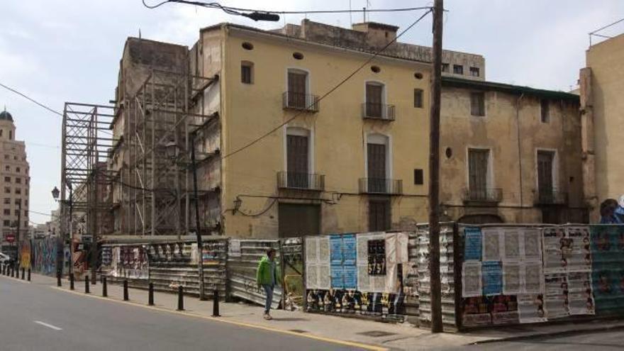 El PAI con viviendas y un hotel en los solares  que degradan el Mercado Central se atasca