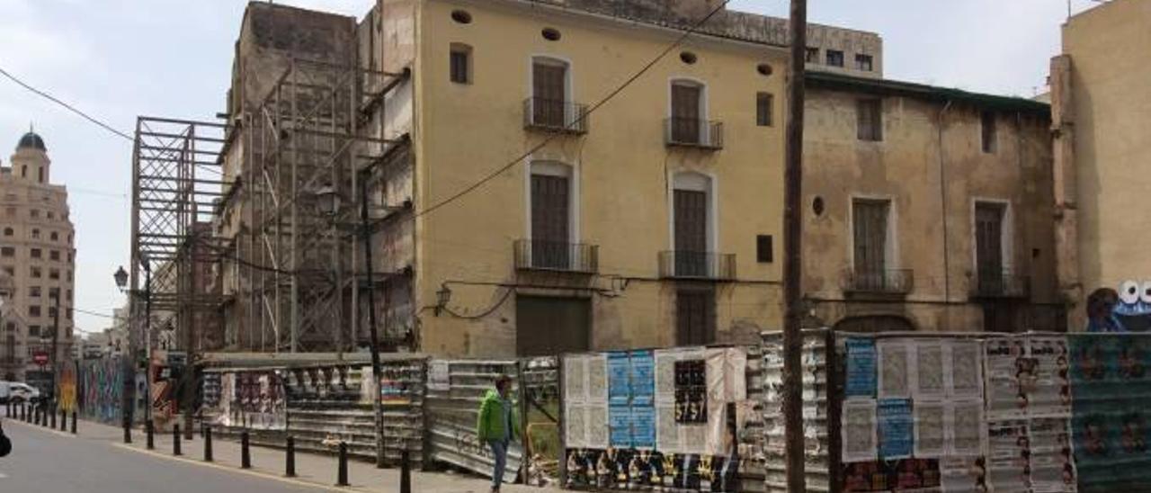 El PAI con viviendas y un hotel en los solares  que degradan el Mercado Central se atasca