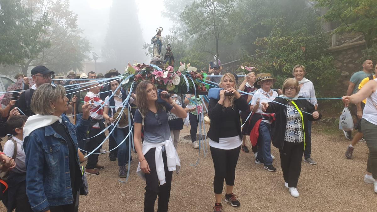 Un momento de la romería de la Virgen de los Lirios hasta el santuario de la Font Roja de Alcoy.