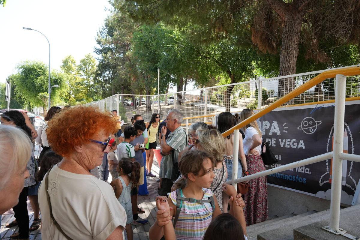 La manifestación en el colegio Lope de Vega, de Badajoz, en imágenes