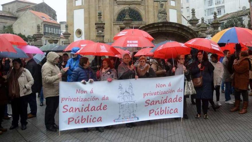 Concentrados ayer por la sanidad pública en la plaza de la Peregrina. // Rafa Vázquez