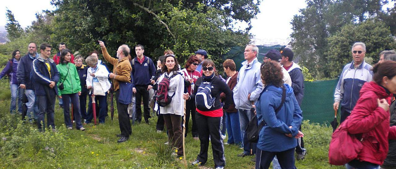 Participantes en un “roteiro”, con los que Cedofeita da a conocer la historia y lugares de Lérez. | // CEDOFEITA