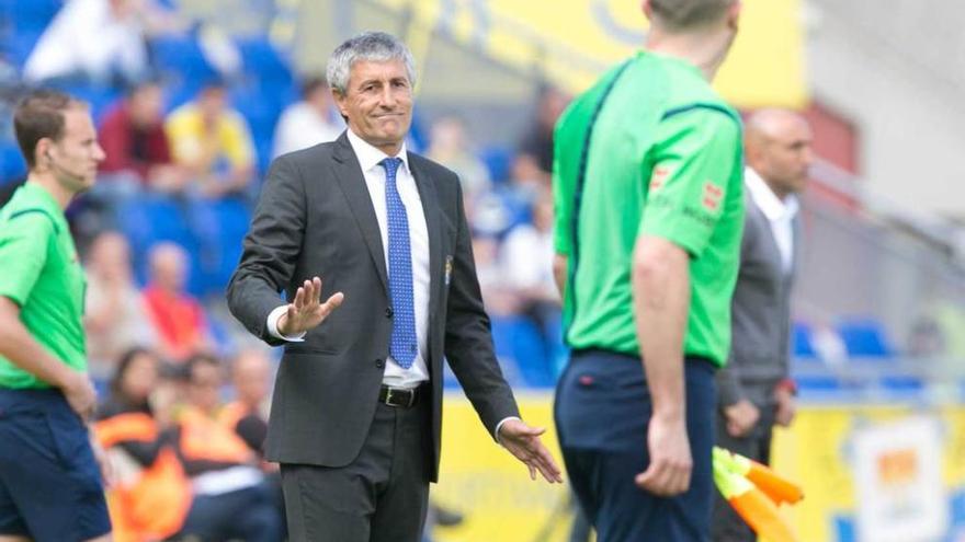 Quique Setién, dirigiéndose al juez de línea en el partido ante el Sporting.