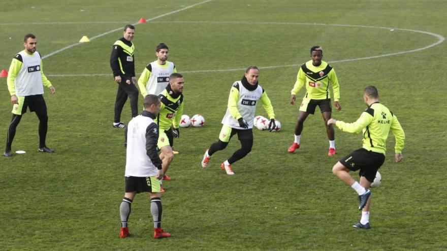 Los jugadores del Elche entrenando en el Martínez Valero