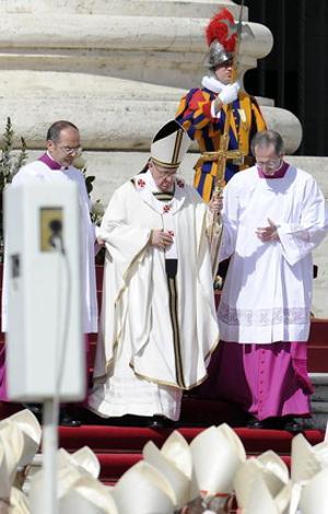 El papa Francesc presideix la missa solemne d’inici del seu pontificat a la plaça de Sant Pere al Vaticà.