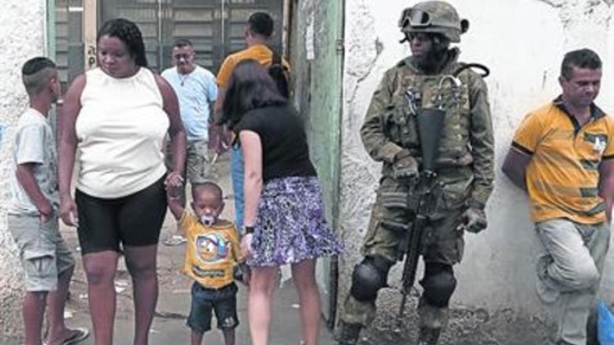 Unos votantes salen de un colegio en la favela de Vila do Joao, en Río de Janeiro.