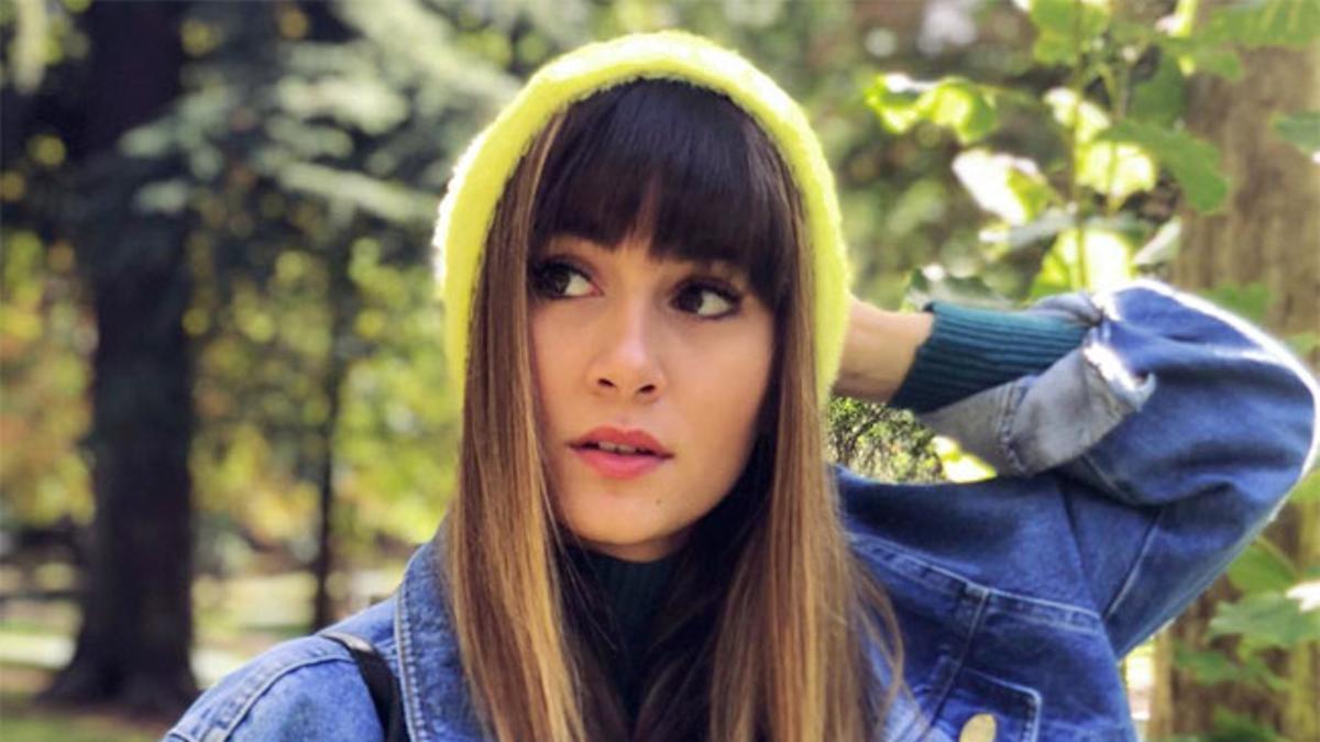 Aitana Ocaña con look 'total denim' y gorro flúor de Stradivarius