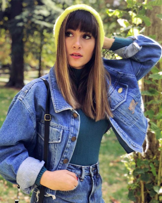 Aitana Ocaña con look 'total denim' y gorro flúor de Stradivarius