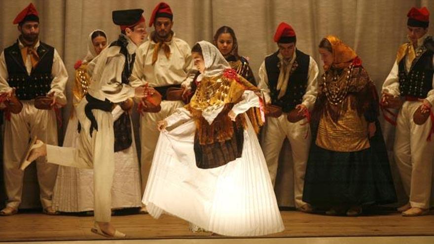 Baile de una pareja de la colla de Sant Rafel.