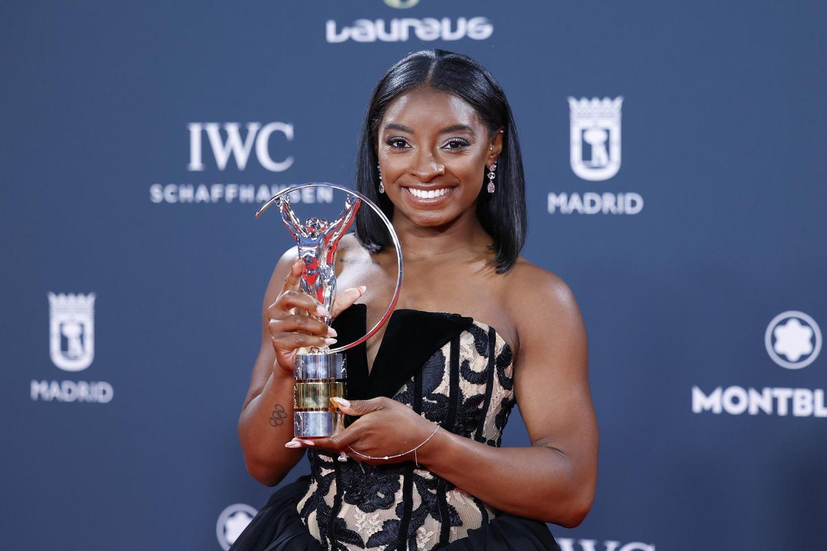 Archivo - La gimnasta Simone Biles posando junto al trofeo de los Premios Laureus 2025.