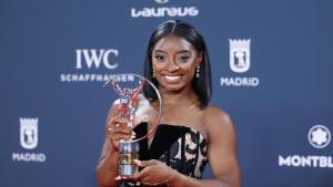 La gimnasta Simone Biles posando junto al trofeo de los Premios Laureus 2025.