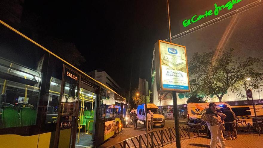 Dos heridos tras una choque entre un autobús de Aucorsa y un turismo en el Centro de Córdoba