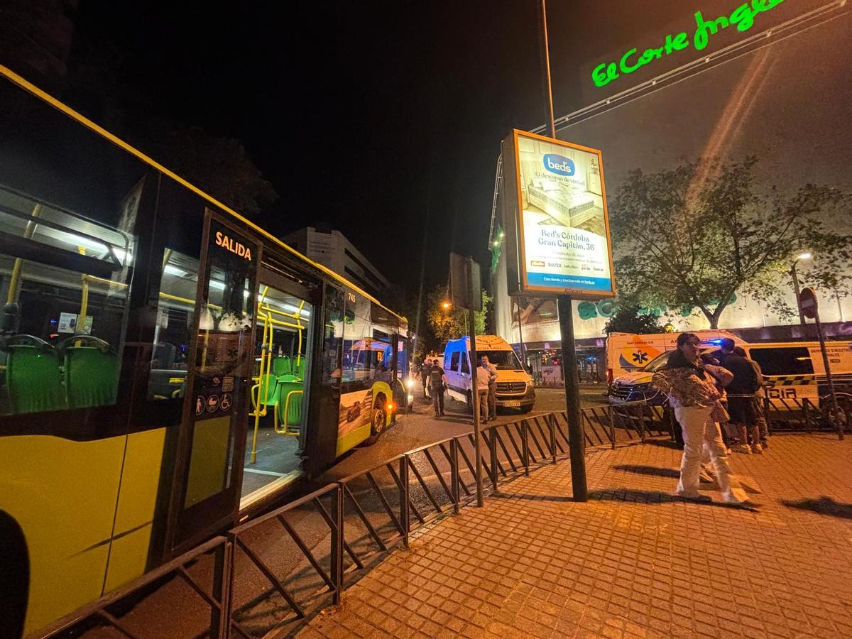 Ambulancias y policías en el lugar del accidente, este viernes.
